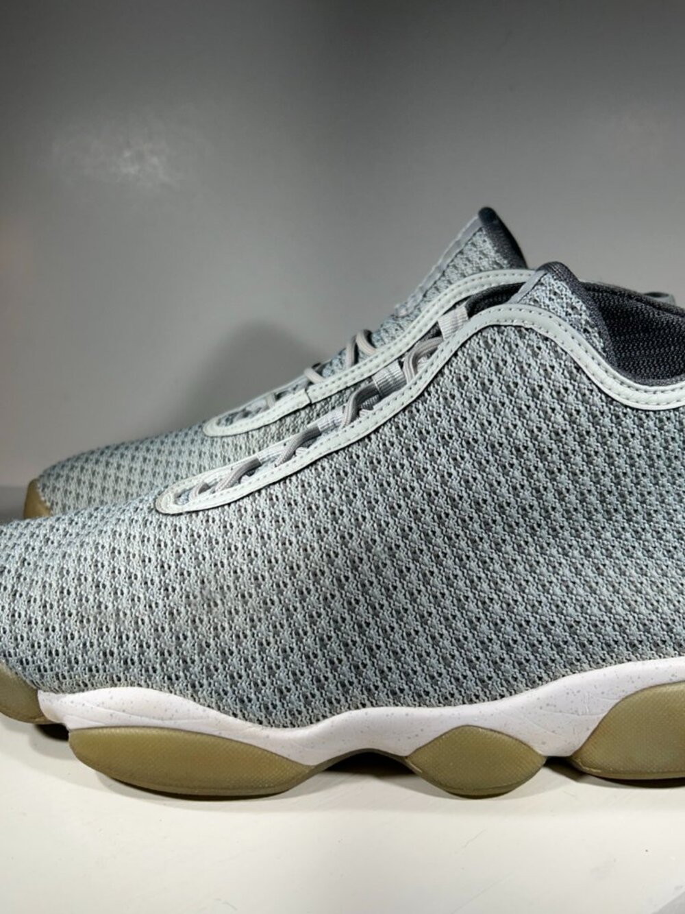 Nike Air Jordan Horizon Mens Basketball Shoes Size 9.5 Grey Sneakers Mid Retro